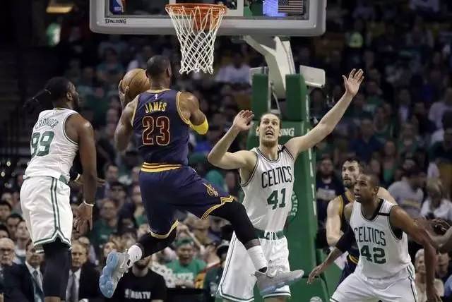  阿德巴约统治禁区热火防守反击大胜骑士止住颓势